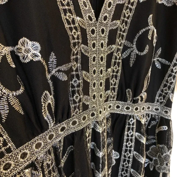 Socialite Plunging Lace Dress - Picture 4 of 6